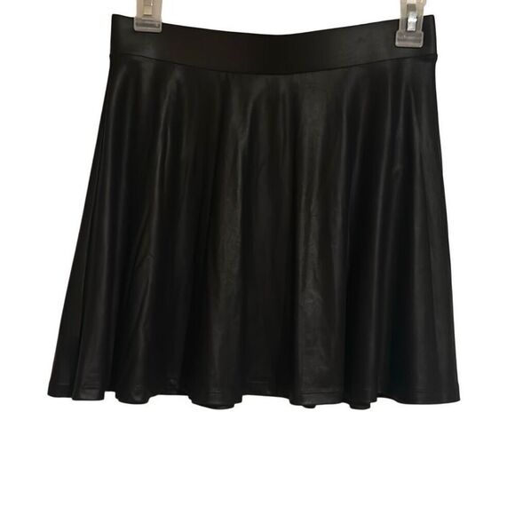 Forever 21 Black Leather look a like  Stretch Pull-on Mini Skater Skirt Juniors - Picture 1 of 6